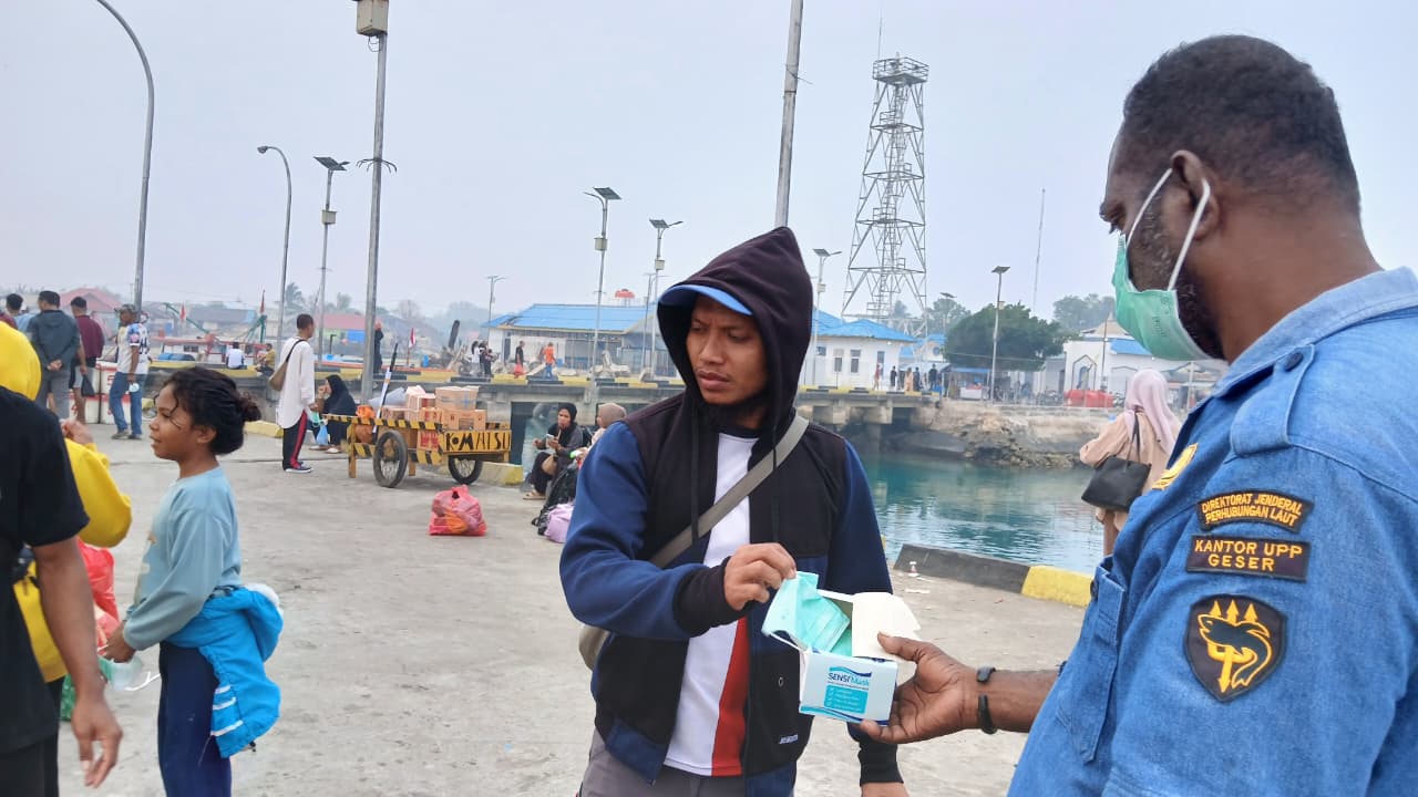  Kantor UPP Kelas III Geser Bagikan Masker Gratis kepada Penumpang dan Masyarakat Pelabuhan